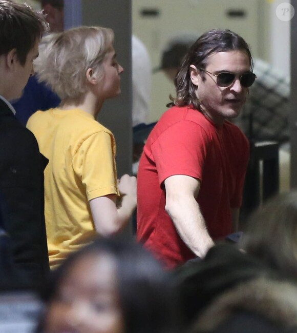 Exclusif - Joaquin Phoenix et sa petite-amie Allie Teilz à l'aéroport de Los Angeles, le 8 décembre 2013.