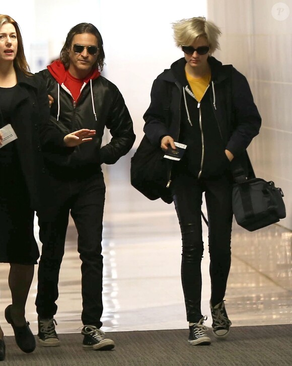 Exclusif - Joaquin Phoenix et sa petite-amie Allie Teilz à l'aéroport de Los Angeles, le 8 décembre 2013.