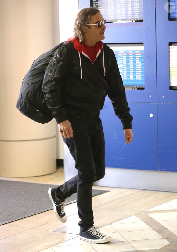 Exclusif - Joaquin Phoenix et sa petite-amie Allie Teilz à l'aéroport de Los Angeles, le 8 décembre 2013.