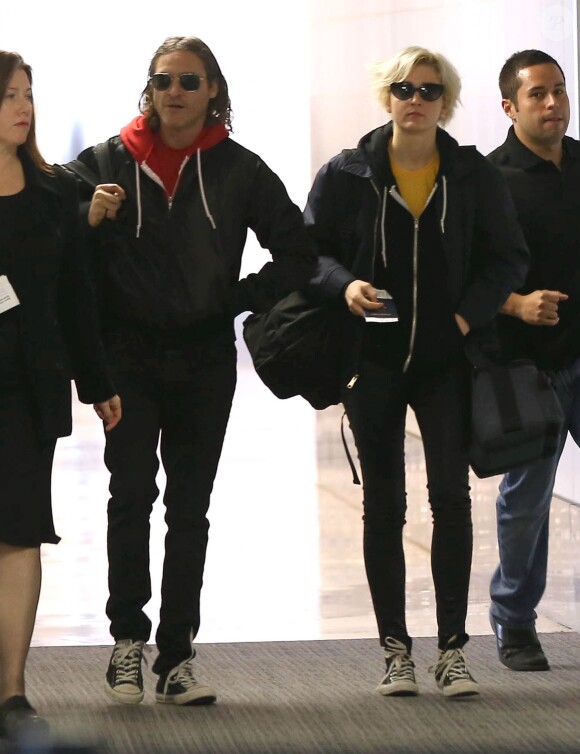Exclusif - Joaquin Phoenix et sa petite-amie Allie Teilz à l'aéroport de Los Angeles, le 8 décembre 2013.