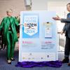 La princesse Laurentien des Pays-Bas a bénéficié du soutien de son père Laurens Jan Brinkhorst pour faire la promotion de la campagne Vaders Voor Lezen 2014 le 8 décembre 2013 à l'occasion de l'avant-première du film Mees Kees op Camp à Ede.