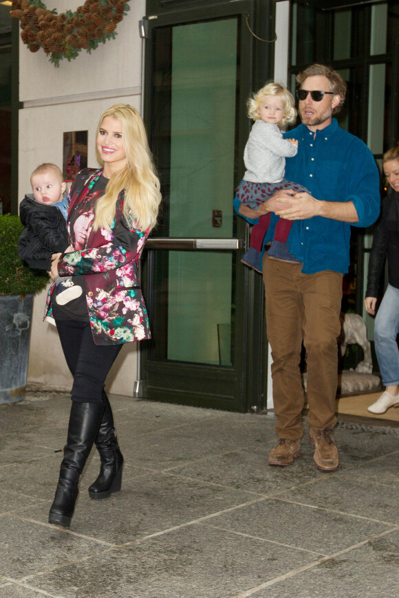 Jessica Simpson accompagnée de son chéri Eric Johnson, ainsi que leurs enfants Ace et Maxwell, quittent l'hôtel Crosby à New York, le 6 décembre 2013.