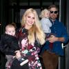 Jessica Simpson accompagnée de son amoureux Eric Johnson, ainsi que leurs enfants Ace et Maxwell, quittent l'hôtel Crosby à New York, le 6 décembre 2013.