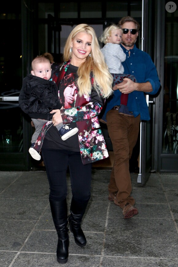 Jessica Simpson accompagnée de son amoureux Eric Johnson, ainsi que leurs enfants Ace et Maxwell, quittent l'hôtel Crosby à New York, le 6 décembre 2013.