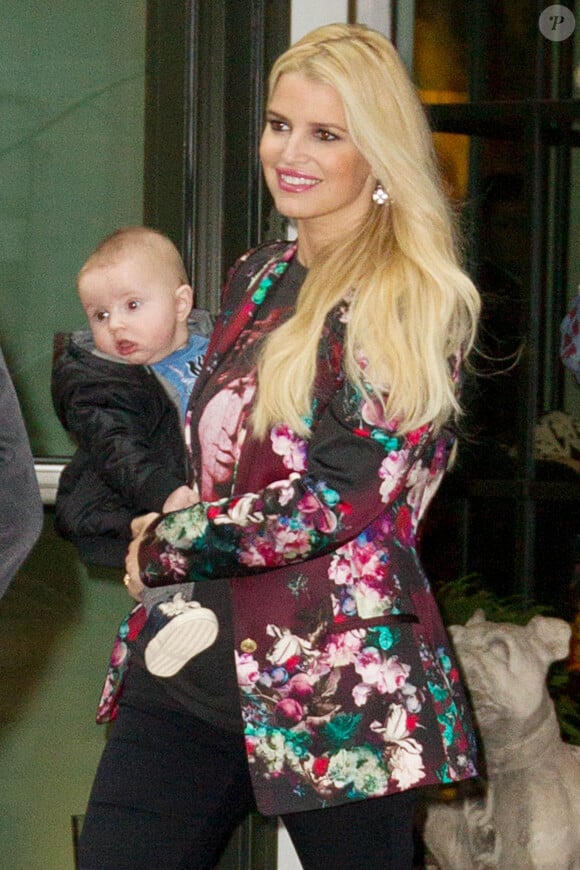 La jolie Jessica Simpson accompagnée de son amoureux Eric Johnson, ainsi que leurs enfants Ace et Maxwell, quittent l'hôtel Crosby à New York, le 6 décembre 2013.