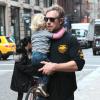 Eric Johnson, mari de Jessica Simpson, porte sa fille Maxwell dans les rues de New York, le 5 décembre 2013.