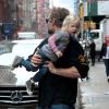 Eric Johnson, mari de Jessica Simpson, porte sa fille Maxwell dans les rues de New York, le 5 décembre 2013.