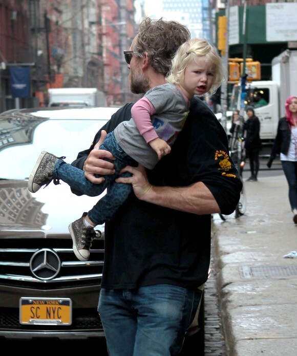 Eric Johnson, mari de Jessica Simpson, porte sa fille Maxwell dans les rues de New York, le 5 décembre 2013.