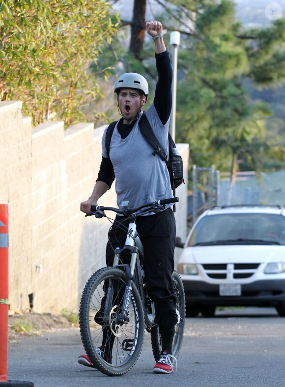 Josh Duhamel fait du vélo sur les collines de Brentwood, le 9 décembre 2013.