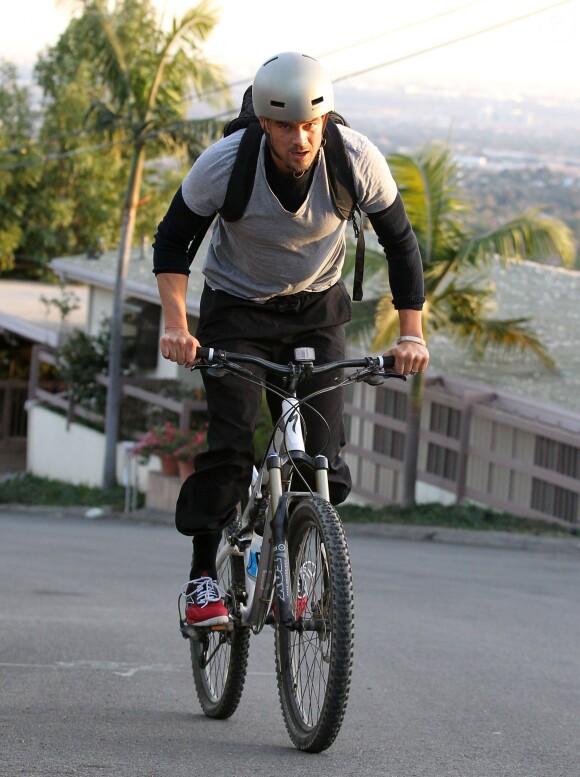Josh Duhamel fait du vélo sur les collines de Brentwood, le 9 décembre 2013.