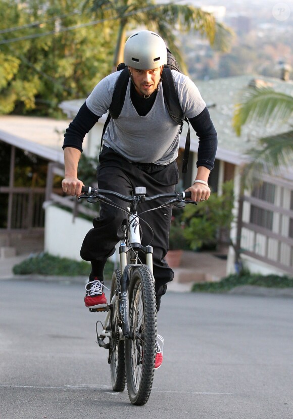 Josh Duhamel fait du vélo sur les collines de Brentwood, le 9 décembre 2013.