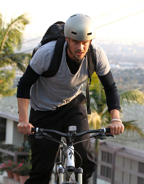 Josh Duhamel fait du vélo sur les collines de Brentwood, le 9 décembre 2013.