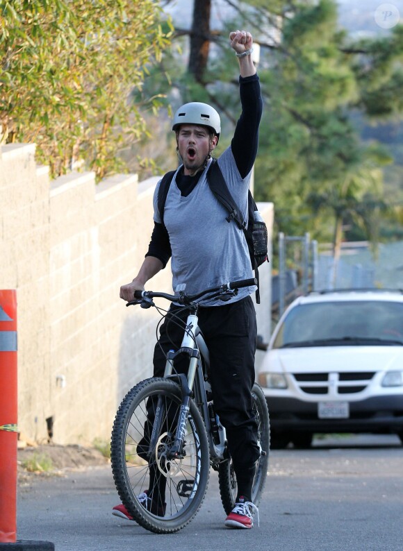 Josh Duhamel fait du vélo sur les collines de Brentwood, le 9 décembre 2013.