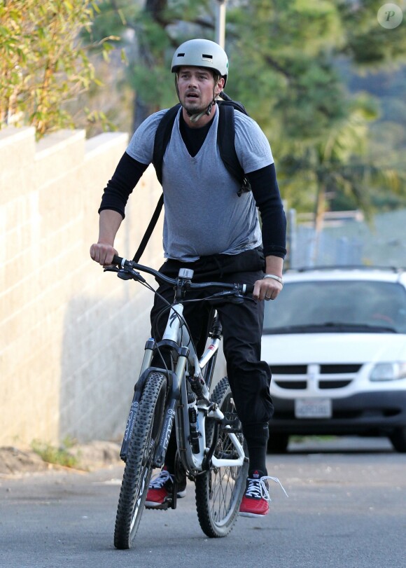 Josh Duhamel fait du vélo sur les collines de Brentwood, le 9 décembre 2013.