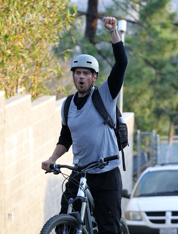 Josh Duhamel fait du vélo sur les collines de Brentwood, le 9 décembre 2013.