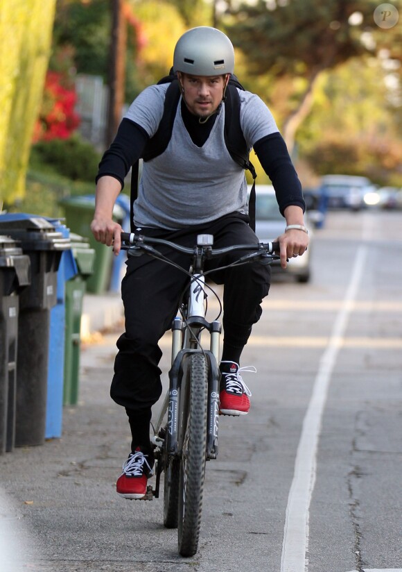 Josh Duhamel fait du vélo sur les collines de Brentwood, le 9 décembre 2013.