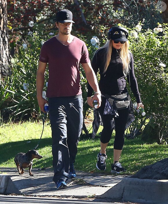 La chanteuse Fergie et son mari Josh Duhamel promènent leur chien à Brentwood, le 30 novembre 2013.