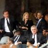 David Cameron, Helle Thorning-Schmidt (Première ministre du Danemark) et Barack Obama très complices. Le regard noir de Michelle Obama a fait le tour de la toile - Cérémonie d'hommage à Nelson Mandela au stade de Soccer City à Soweto, le 10 décembre 2013.