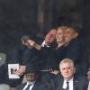 David Cameron, Helle Thorning-Schmidt et Barack Obama - Le selfie de la discorde sous le regard noir de Michelle Obama lors de la cérémonie d'hommage à Nelson Mandela au stade de Soccer City à Soweto, le 10 décembre 2013.