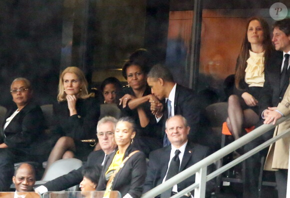 Helle Thorning-Schmidt séparée de Barack Obama par Michelle Obama lors de la cérémonie d'hommage à Nelson Mandela au stade de Soccer City à Soweto, le 10 décembre 2013.