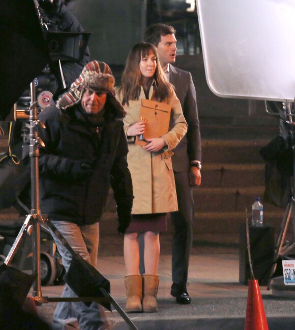 Jamie Dornan et Dakota Johnson sur le tournage de Fifty Shades Of Grey à Vancouver, le 9 décembre 2013, avec la réalisatrice Sam Taylor-Johnson.