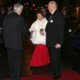 Le roi Harald V et la reine Sonja de Norvège arrivant au banquet du Prix Nobel de la Paix remis à Ahmet Uzumcu pour l'OIAC, à Oslo le 10 décembre 2013