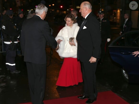 Le roi Harald V et la reine Sonja de Norvège arrivant au banquet du Prix Nobel de la Paix remis à Ahmet Uzumcu pour l'OIAC, à Oslo le 10 décembre 2013