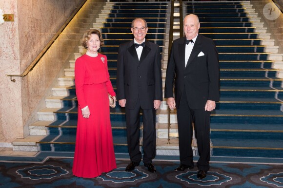 Ahmet Uzumcu, directeur de l'OIAC, pose avec la reine Sonja et le roi Harald V de Norvège lors du banquet après la remise du Nobel de la Paix le 10 décembre 2013 à Oslo.