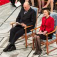 Le roi Harald V de Norvège et la reine Sonja présidaient, sans le prince Haakon (en Afrique du Sud) et la princesse Mette-Marit (convalescente), la cérémonie de remise du Prix Nobel de la Paix à Ahmet Uzumcu pour l'OIAC, à Oslo le 10 décembre 2013