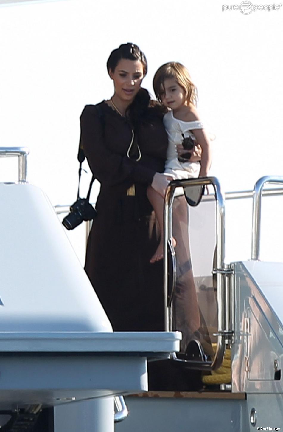 Kim Kardashian en vacances sur un yacht en Grece, le 27 avril 2013.