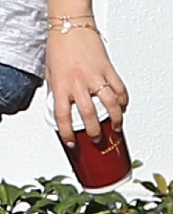 Exclusif - Mila Kunis porte une bague de fiançailles dans les rues de Saint-Petersbourg, le jour du mariage, le 7 décembre 2013.
