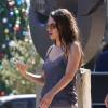 Exclusif - Mila Kunis (enceinte ?) fait du shopping avec son père Mark et des amis à Tampa Bay, le 7 décembre 2013.