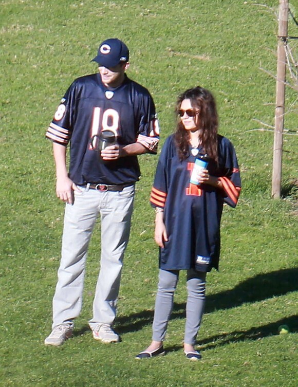 Exclusif - Mila Kunis et son petit ami Ashton Kutcher dans un parc à Los Angeles, le 1er décembre 2013.