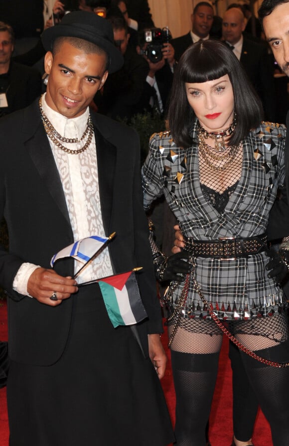 Madonna et Brahim Zaibat arrivent à la soirée du MET Ball à New York en mai 2013. Le couple avait choisi cet événement mode pour officialiser leur histoire d'amour.