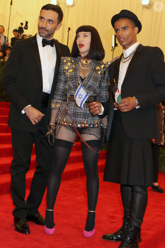 Riccardo Tisci, Madonna et Brahim Zaibat arrivent à la soirée du MET Ball à New York en mai 2013.