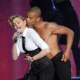 Le chanteur Madonna et le danseur Brahim Zaibat complices sur scène à l'occasion de la tournée de la chanteuse, MDNA, effectuée en 2012