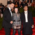 Brahim Zaibat, Madonna et Riccardo Tisci (Givenchy) posent complices sur le tapis rouge du MET Ball 2013