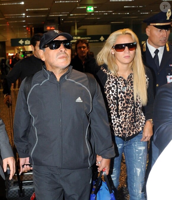 Diego Maradona et sa compagne Rocio Oliva lors de leur arrivée à l'aéroport Malpensa de Milan, le 17 octobre 2013