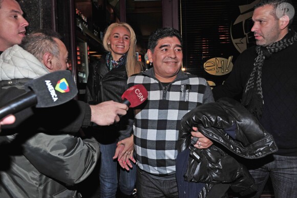 Diego Maradona et sa compagne Rocio Oliva à Buenos Aires, le 16 juillet 2013