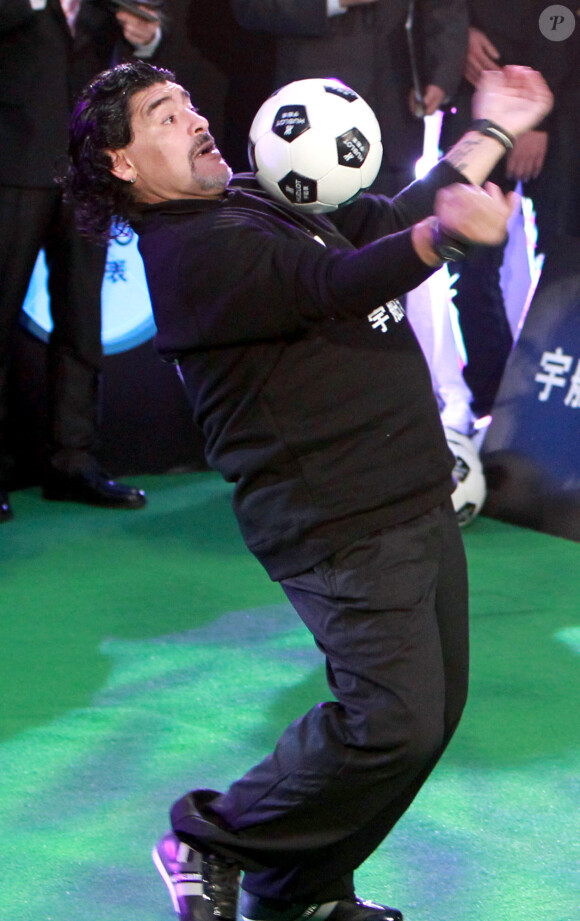 Diego Maradona lors d'un événement de charité pour des enfants à Shanghai, le 17 janvier 2012