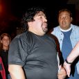 Diego Maradona avec sa famille à la sortie d'un restaurant de Buenos Aires le 16 décembre 2004