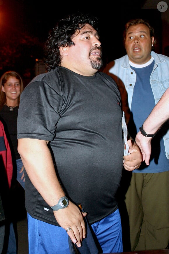 Diego Maradona avec sa famille à la sortie d'un restaurant de Buenos Aires le 16 décembre 2004