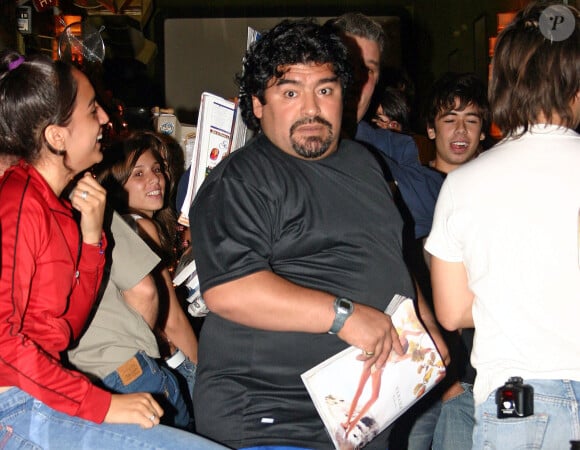 Diego Maradona avec sa famille à la sortie d'un restaurant de Buenos Aires le 16 décembre 2004