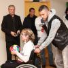 Jérémy Ménez visite le service d'aide aux personnes handicapées à la Maison de Marie à Poissy, le 12 décembre 2013 pour la Fondation Paris Saint-Germain.