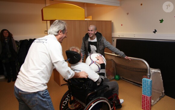 Christophe Jallet visite le service d'aide aux personnes handicapées à la Maison de Marie à Poissy, le 12 décembre 2013 pour la Fondation Paris Saint-Germain.