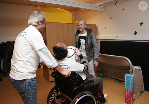 Christophe Jallet visite le service d'aide aux personnes handicapées à la Maison de Marie à Poissy, le 12 décembre 2013