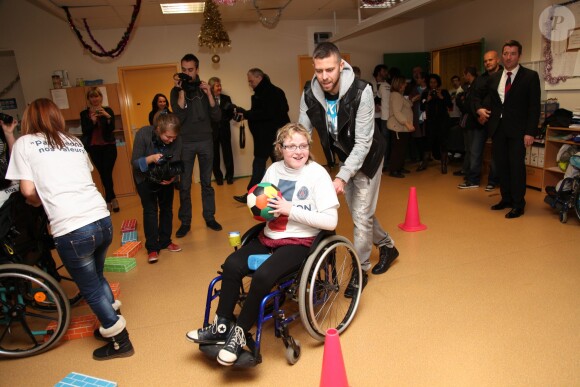 Le joueur Jérémy Ménez visite le service d'aide aux personnes handicapées à la Maison de Marie à Poissy, le 12 décembre 2013 pour la Fondation Paris Saint-Germain.