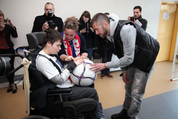Le joueur du PSG Jérémy Ménez visite le service d'aide aux personnes handicapées à la Maison de Marie à Poissy, le 12 décembre 2013 pour la Fondation Paris Saint-Germain.