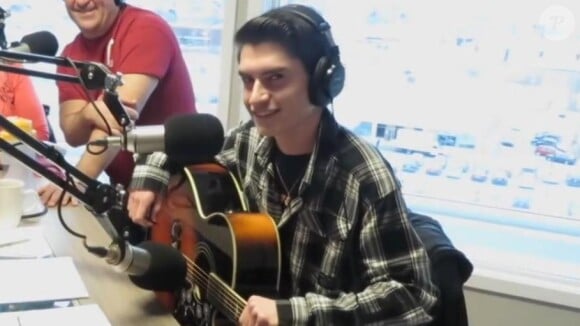 David Thibault, jeune québécois, a fait sensation avec la reprise de Blue Christmas d'Elvis Presley après un passage à la radio canadienne CKOI, le 9 décembre 2013.