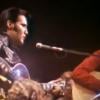 Le "King" Elvis Presley chante son tube Blue Christmas.
